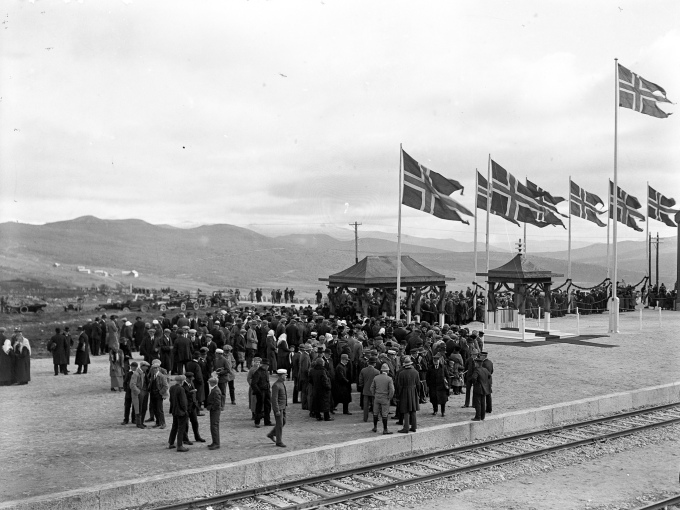 Mange hadde funnet veien til Hjerkinn da Kong Haakon åpnet Dovrebanen i 1921. Foto: Severin Worm-Petersen, Norsk Jernbanemuseum